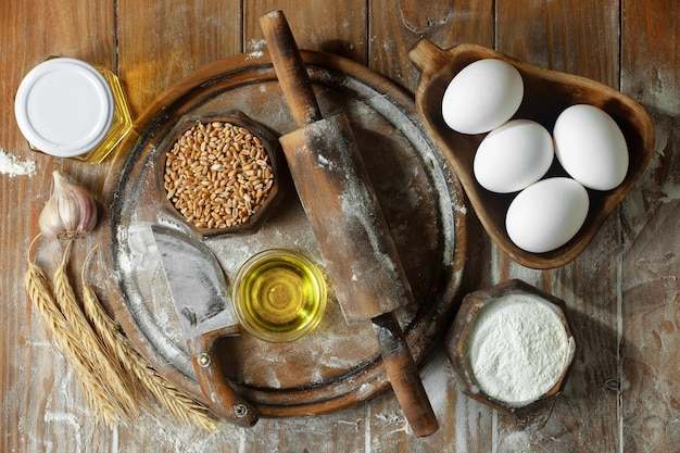 Składniki na stole: mąka, jajka, zioła